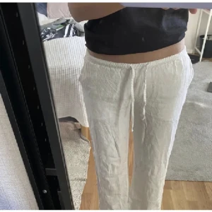 Lågmidjade linnebyxor - Lågmidjade linnebyxor från HM. Säljer eftersom de inte passar riktigt men dom är i superfint skick och knappt använda. Passar bra i längd om man är 175 och under🩵🩵