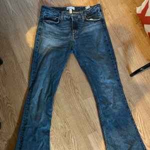 lågmidjade bootcut jeans  - använda men i bra skick