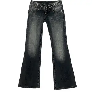 Lågmidjade flare jeans med så coola och unika detaljer - strassbrodyr. Det står storlek 14 på jeansen men jag tror att de skulle passa någon som har XS-S💞 Midjemåttet tvärsöver är 37cm. Jag är 169cm💞