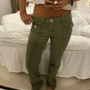 Lågmidjade gröna jeans - Säljer igen pga oseriös köpare. Första bilden är lånad. Säljer nu de väldigt populära ”cargo”pantsen från h&m i storlek 32. Använda typ 1 gång så väldigt bra skick. Buda!!💗 Innerbenslängd: 81 cm Midjemått: 58 cm