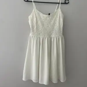 Kortare vit klänning för en avslutning eller en sommardag. Använd på en skolavslutning
