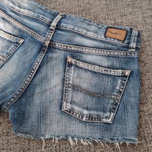 Säljer så så fina lågmidjade jeans shorts ifrån pepe jeans🩷 Skulle uppskatta till en storlek 34-36! Aldrig använda, priset är diskuterbart! 