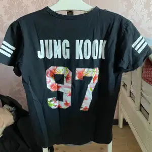 Säljer denna super snygga BTS t-shirten med medlemmen Jungkook’s namn och födelseår på ryggen.🌟 Kommer tyvärr inte ihåg vart den är köpt men den är i storlek S och väldigt fint skick.🫶🏻