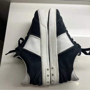 Valentino flycrew - Säljer ett par flycrew i färgen mörkblå. Skorna är i ett helt okej skick skulle jag säga. Dem är slitna inuti och även lite på utsidan😃. Några nitar saknas. Box valentino kort och extra snören följer med. Passar 40-41 att 39✅