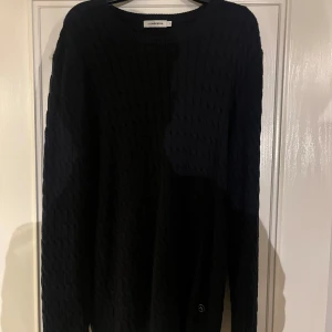 Ribbstickad tröja från J.Lindeberg  - Säljer nu min snygga ribbstickade tröja ifrån j.Lindeberg i mycket bra skick. Tröjan är perfekt nu på våren eller sommarkvällar. 