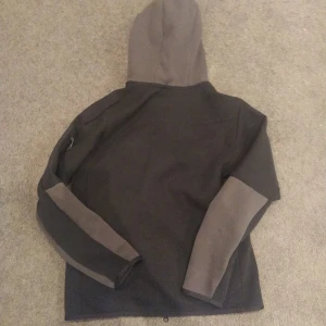 Nike teck fleece - Säljer denna Nike teck fleece pga den kommer aldrig till användning. Skick 10/10 har bara använt den ett fåtal gånger. Skriv vid minsta funderingar. Pris kan diskuteras.