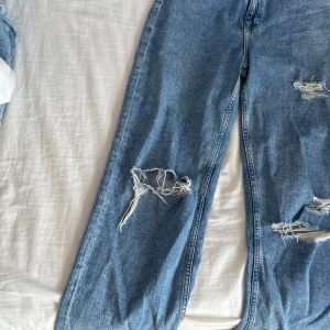 Säljer ett par jeans.  - Säljer ett par jeans för jag använder inte de, de är nästan oanvänd typ använda 1-2 gånger. Jeansen är i storlek 158 och passar även de som har 164. De är i jättebra skick. 