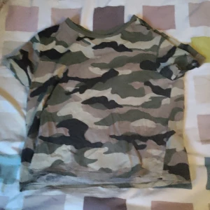 kamouflage t shirt  - En kammo tröja från hm❤️💚