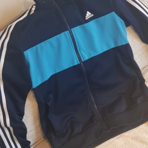Barnkläder! - Adidas Jacka (stl.164) 75kr. Everest Fleecetröja (stl.158/164) 75kr.      Puma byxor (stl.152) 75kr. Allt är i jätte bra skick!
