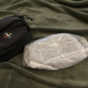 HELT NY Svart Midjeväska - Säljer en helt ny svart midjeväska. Jag har 2 av samma och den ena är bara för referens som ni ser. Det är mycket bra kvalité på den och är väldigt hållbar. Haft dem sen 2019 och har inte svikit mig! För mer frågor och svar kontakta bara🤙🏼