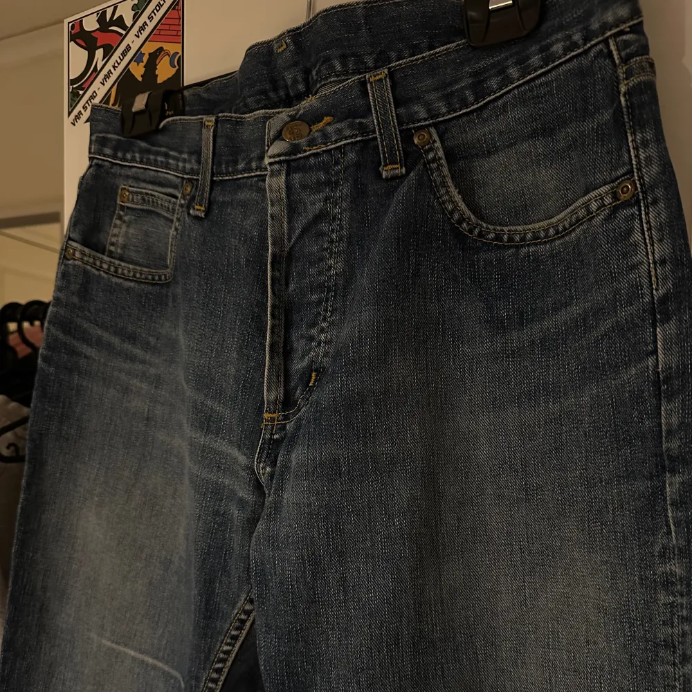 Blåa jeans ifrån Lee. Storlek 33-32. I använt men fint skick! . Jeans & Byxor.