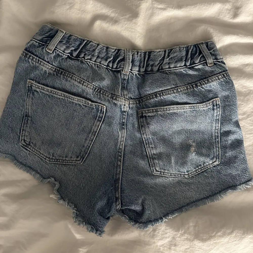 Säljer superfina jeansshorts från Zara barn. De är i strl 164 och passar xs-s. Ljusblåa. Midwaist 💕 hör av er💕 . Shorts.