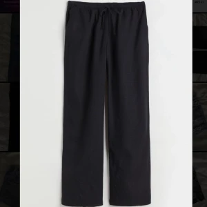 Lågmidjade linnebyxor  - Säljer ett par svarta lågmidjade linnebyxor från hm. Säljer dom då dom blivit för korta för mig 💕 strl M. Hör av er för fler bilder💕