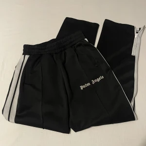 Palm Angels byxor - Säljer mina Palm angels byxor i storlek M. Väldigt bra passform och sköna. Dem är använda en del men ser nästan nya ut. Hör av dig om du har några frågor😀