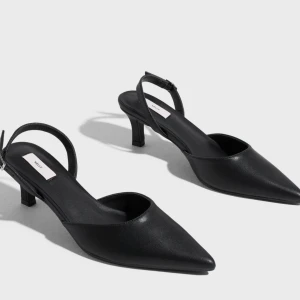 Klacksko Nelly - Säljer mina svarta klackskor från Nelly. Storlek 38 och har en höjd på 6 cm. Väldigt bekväma att gå i. Använt ett fåtal gånger. Nypris 500