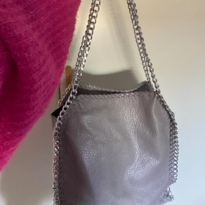 Tiamo väska - Så sjukt fin grå Tiamo väska. Stor o får plats med mycket, perfekt som en skolväska. Ingen defekt, som ny🥰