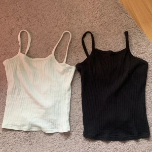 Två super fina linnen! - Man kan välja att antingen köpa en av de eller båda två tillsammans. Jag säljer de 15kr STYCK. Jag säljer de för att de är för små. De är i storlek 12-13y/158.