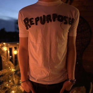 ”Repurposed” Acne Studios T-shirt - Superfint skick, använd enstaka gånger. Storlek uppskattad till S, modellen är 175 cm lång. Skriv vid funderingar eller intresse!