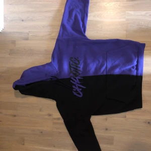 ’Chaotic’ lila-svart hoodie - Oversized fit i storlek small. Ursprungligen köpt på New Yorker. Lite nopprig men i övrigt bra skick. Nypris 399kr. Pris kan diskuteras.