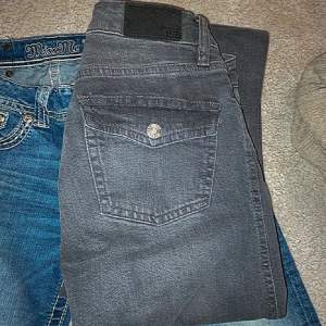 FRI FRAKT Low waisted populära lager 157 jeans modell 90s boots🩵 i strl xs, full lenght 😊 köpte för 400 kr för nån månad sen 😊 endast använd nån gång (kolla bifogad bild för mått)  säljer för 199!