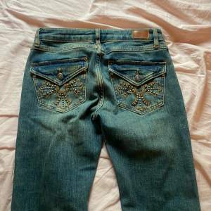 Säljer nu mina jätte fina lågmidjade-bootcut jeans (rensar garderoben), pga att dom inte kommer till användning längre,original priset 1000kr bara använd 1 gång och jag köpte dom på en butik i London i maj, storlek 36 passar även 38. pris kan diskut❤️