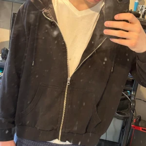 Svart fullzip med hoodie cropped - En svart zip up hoodie i storlek S med en liten cropped fit. Tröjan är i bra skick och lättsamt använd