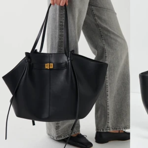 Gina tricot väska - Säljer den virala väskan från Gina då jag hittade en annan jag gillade mer. Helt oanvänd, lappen sitter kvar🩷