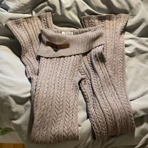 frankie’s bikini - äkta frankies knit set ny pris 4000😇 säljer båda byxorna o tröjan ofc, använde tröjan ett par ggr men byxorna en gång 