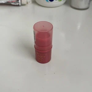 Blush stick💕 - Har använt produkten två gånger men med en borste, har aldrig använt den dirket på huden💗