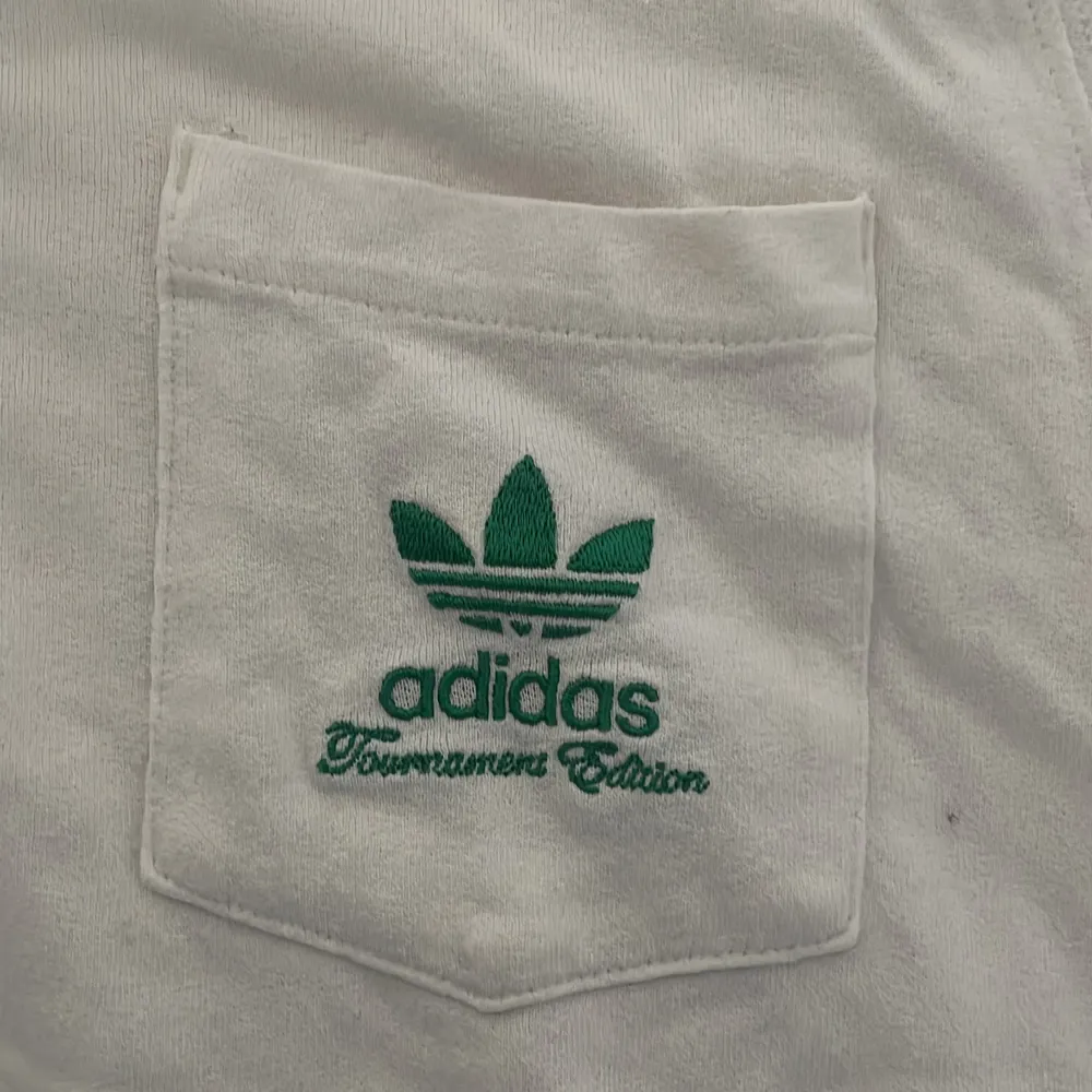 Adidas piké tröja, jätte bra skick och inga defekter. Tar emot Swish och kontant, köparen står för frakten, kan mötas!🩷. T-shirts.