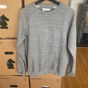 Sweatshirt grå - En väldigt fin grå sweatshirt från pier one. Den är 10/10 skick! Hör av er vid funderingar!?