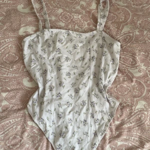 Korsett topp - Säljer den här jätte somriga korsett toppen i storlek M men kan funka på S om man vill det. Nästintill nyskick och så fin till sommaren🌸☺️