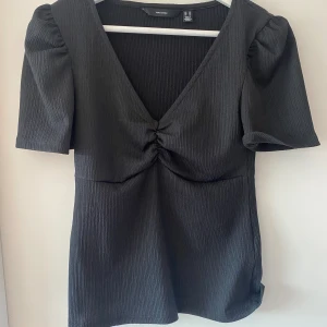 Söt blus från vero moda💗 - Säljer denna jätte fina blus då den ej kommer till användning, jätte snygg passform💗skriv för fler bilder😇🤩