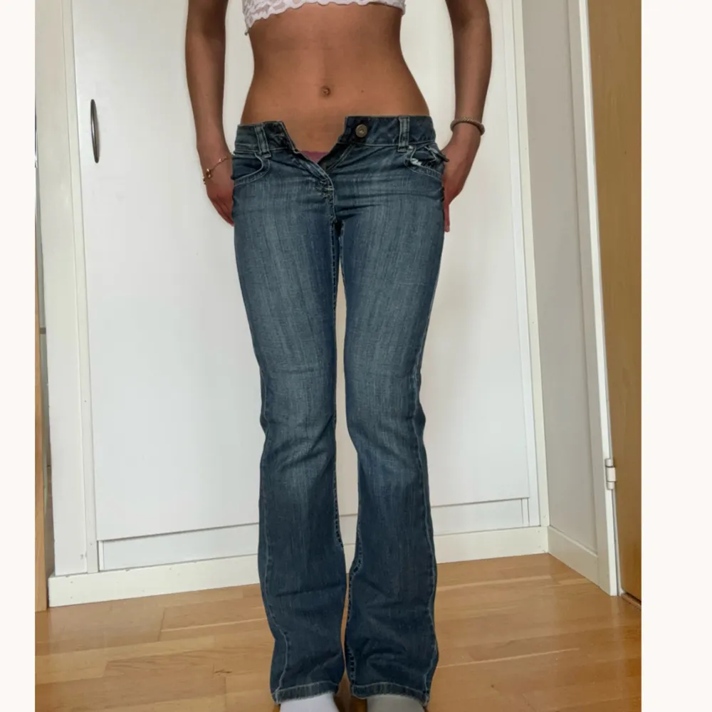 Världens snyggaste lågmidjade vintage jeans med fickor! Köp via köp nu direkt eller Swish 🩵jag är 168. Midjemått 37cm rakt över, innerben 84cm. Står ingen storlek men passar som 36-38, kolla mått!. Jeans & Byxor.