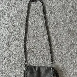En helt ny grå väska. Knappt använd och är i bra skick. 