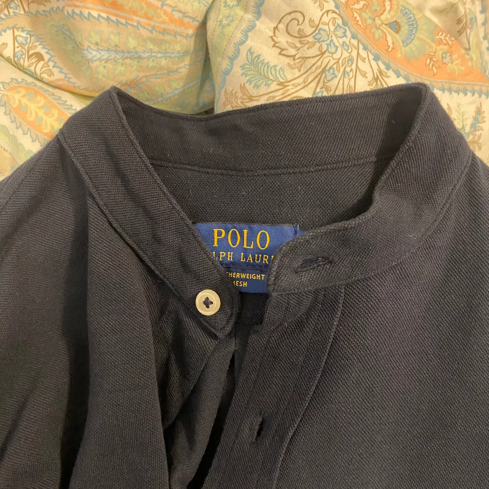 Svart Ralph Lauren skjorta i mesh. Den är som ny! Storlek M. Skjortor.