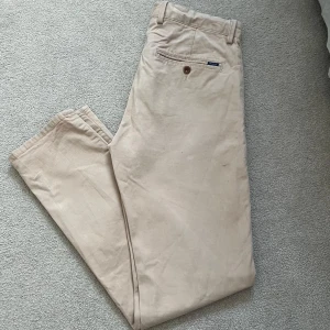 Gant chinos - Nu säljer jag mina underbara chinos från gant. Stilrena och passar till det mesta. Storleken från 15 år (170cm)
