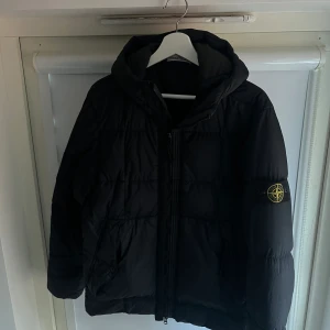 Stone Island Jacka - Stone Island vinterjacka  Storlek M Använt skick med en mindre defekt på armen. 