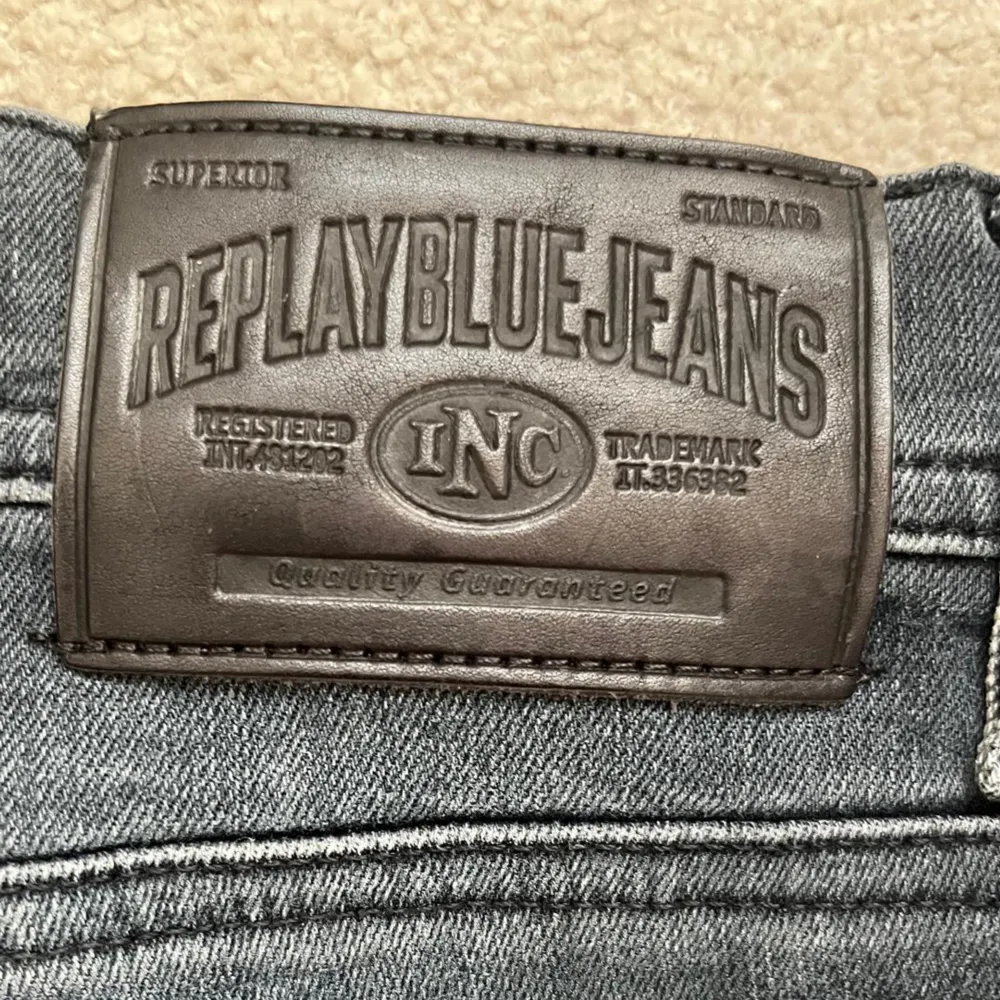 Säljer nu mina Replay Jeans. Nästintil oanvända men en skön färg. Storleken är 29/32 . Jeans & Byxor.
