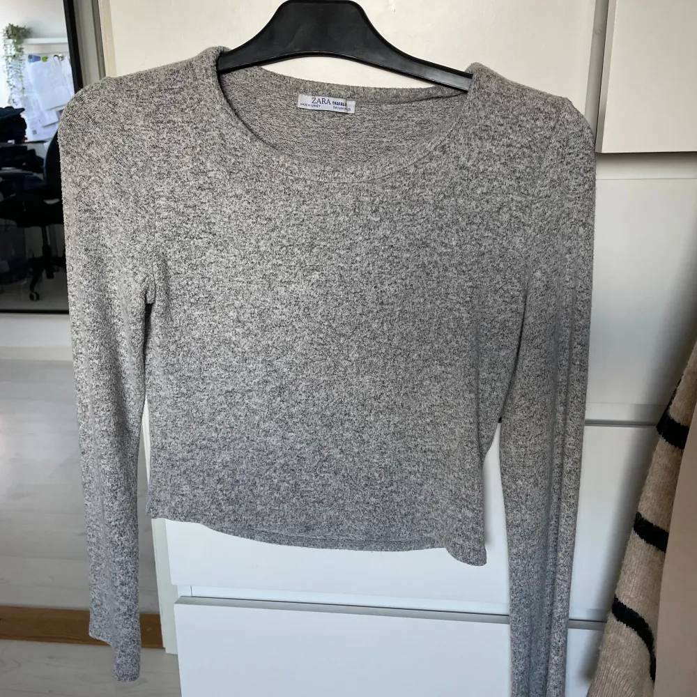 Superskön grå tröja från Zara. Perfekt att både mysa i eller ha till vardags 🙌 Frakt tillkommer . Toppar.