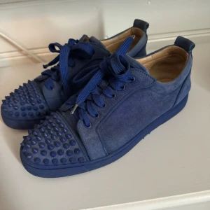 Christian Louboutin - Säljer dessa Loubs i strl 41 men passar även 42, i bra använt skick Box, kvitto och allt og följer med! Självklart äkta