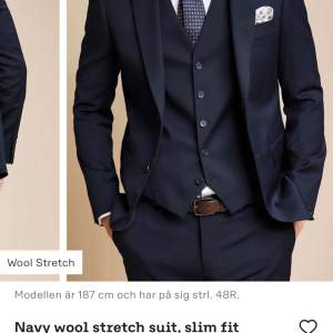 Näst intill helt ny. Enbart använd en gång. Nypris: 2500. Säljer på grund av att jag växt ur denna. Slim fit kavaj. OBS! Västen som syns på första bilden säljs ej.