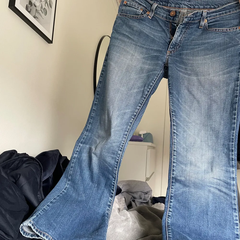 säljer mina absoluta favorit low waist jeans från Levis då de blivit för små ❣️. Jeans & Byxor.