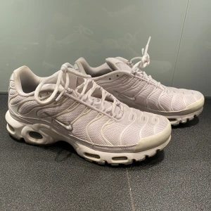 Nike Air Max TN Plus White - Nike Air Max TN Plus White, modell  604133-139. Storlek 41. Skorna är i fint skick
