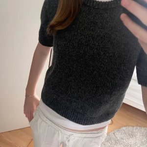 Stickad T-skirt - jag säljer denna supersnygga gråa stickade tröjan från zara.  Jag köpte den för typ två månader sedan men har knappt kommit till andvändning, den är super fin med ett linne under eller utan! 