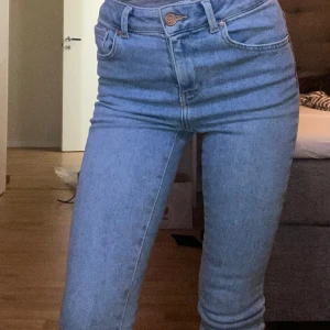 Jeans - Ljusblå jeans från Bikbok i storlek 34. Dom är med stretch🌸