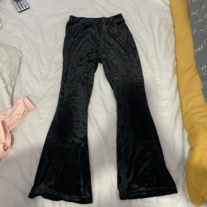 Svarta byxor - Jag vill sälja mina svarta byxor från Lindex kolla på de sista bilderna. 