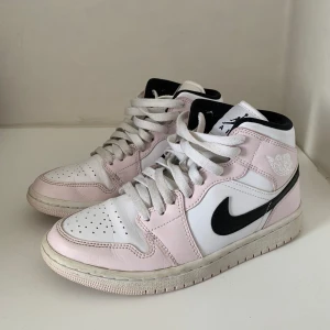 Jordans - Ljus rosa Jordans i storlek 38