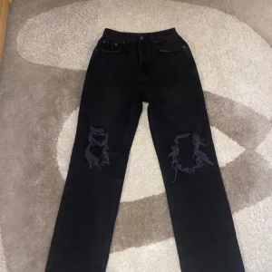 Svarta jeans - Säljer för att de är för långa och kommer ej till användning💓Strl 36/S från NA-KD. Nypris:300kr Mitt pris: 80kr💘