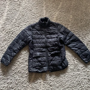 En Barbour jacka - Fin och stilig, bra skick men lite söndrig vid dragkedjan men går att fixa lätt.